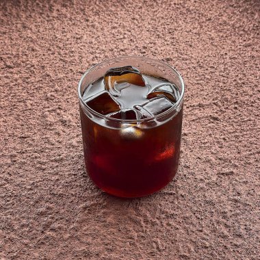 buz küpleri ve bir bardak kola