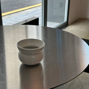 Kahve fincanı ve çay masanın üstünde.