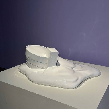 Boş beyaz bir seramik plakanın dikey görüntüsü.