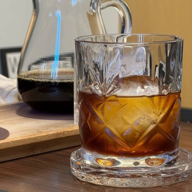 bardak viski siyah bir arka plan ile ahşap bir masa üzerinde