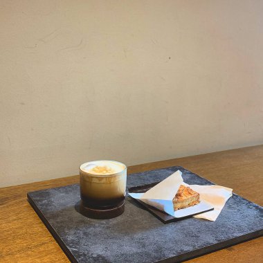 Bir fincan cappuccino kahve.