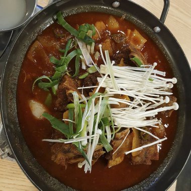 Kore yemeği baharatlı domuz çorbası sığır eti ve kimchi.