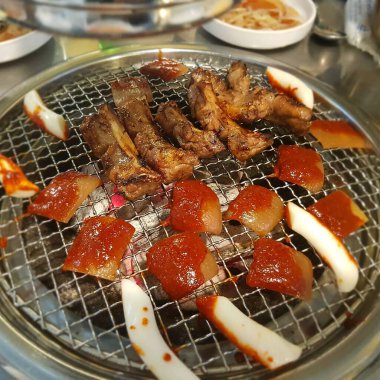 Patates ve soslu ızgara domuz eti