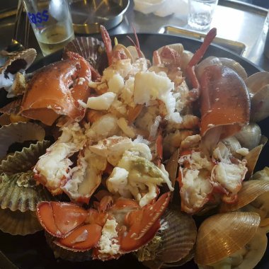 Limonlu ve sarımsaklı taze balık.