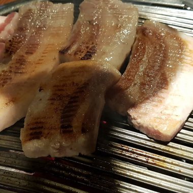 Masadaki taze balıkları kapatın.