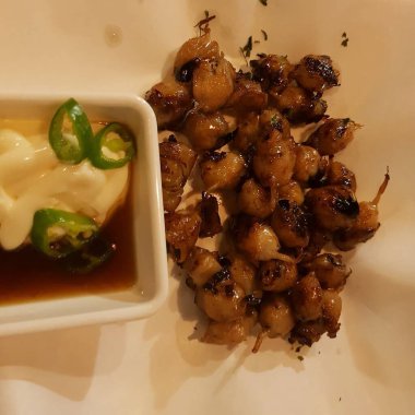 Sarımsaklı ve soslu kızarmış kalamar.