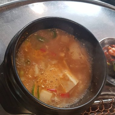 Tavada tavuk ve sebzeli sıcak çorbayı yakın.