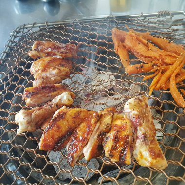 Patates ve sebzeli kızarmış tavuk bacağı.