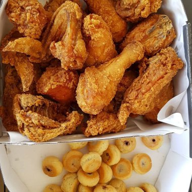 Tavuk kanadı, tavuk kanadı ve kızarmış tavuk.