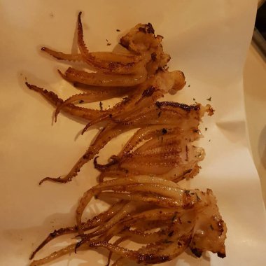 Sarımsaklı ve sarımsaklı kızarmış kalamar.