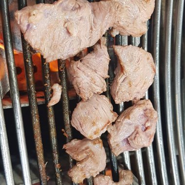 Barbeküde domuz eti pişirmek.