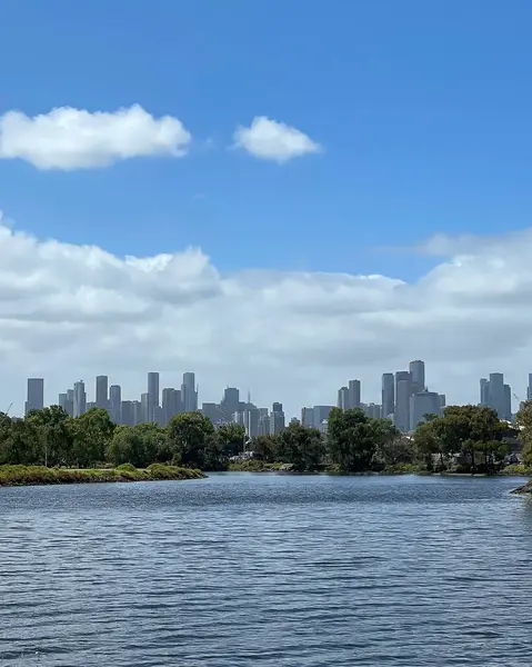 Gökdelenleri olan bir göl manzarası.