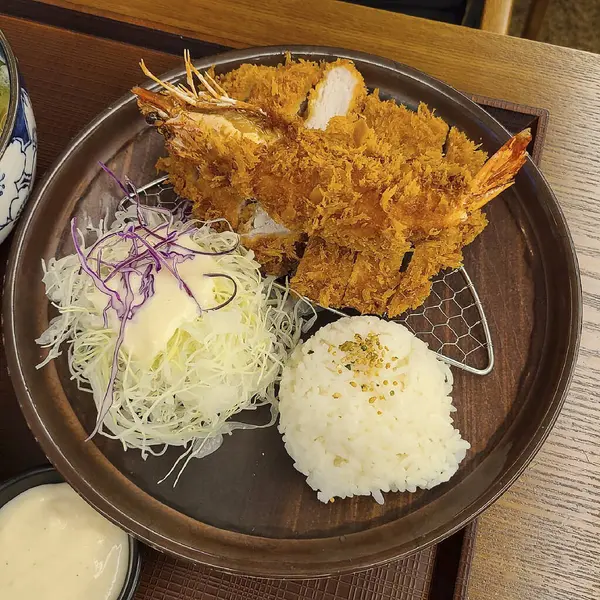 Japon yemekleri kızarmış karides, pirinç ve tempura.