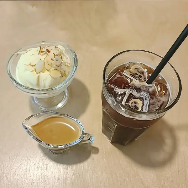 Bardakta dondurma ve bir fincan kahve.