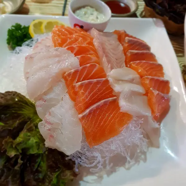 Sebze ve soslu taze somon.