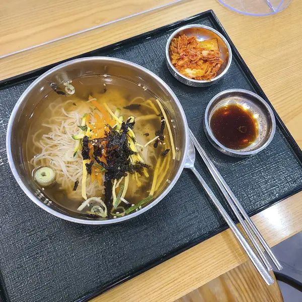 Kore eriştesi çorbası ve sığır eti