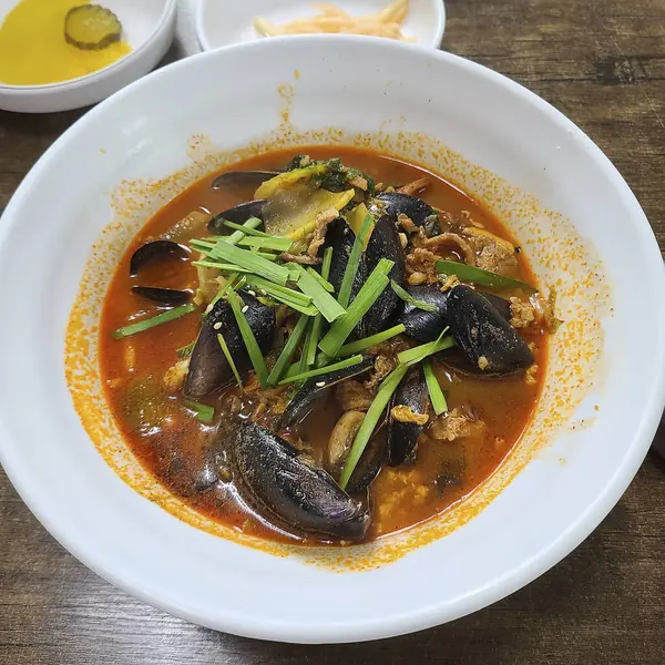 Balık ve sebzeli baharatlı deniz ürünleri.