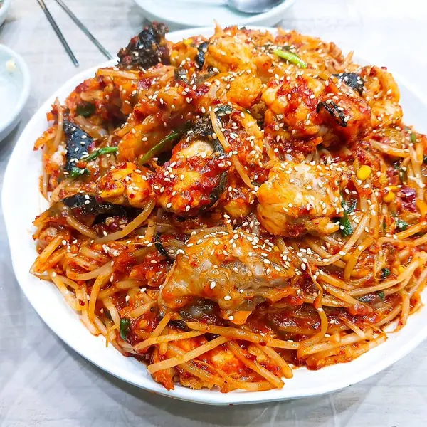 Sebzeli ve baharatlı kızarmış tavuk.