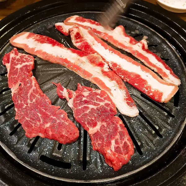 Baharatlı ve sebzeli ızgara et.