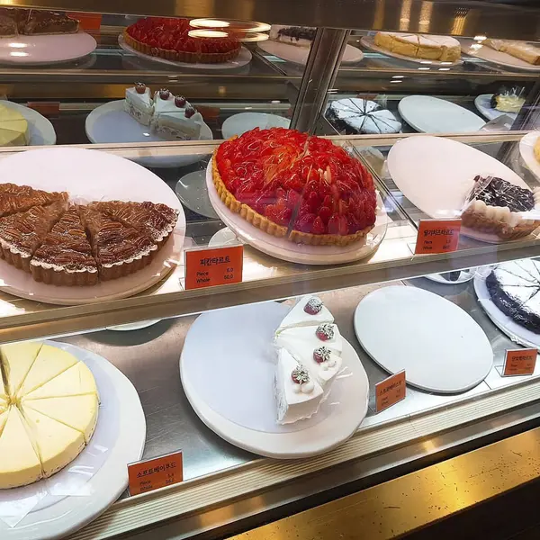 Dükkanda lezzetli ve taze pasta var.