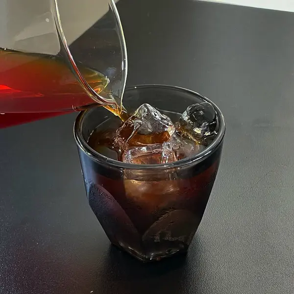 Buz ve buzlu bir bardak kola.