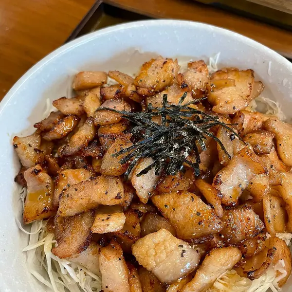 Lezzetli Asya yemeklerinin yakın görüntüsü