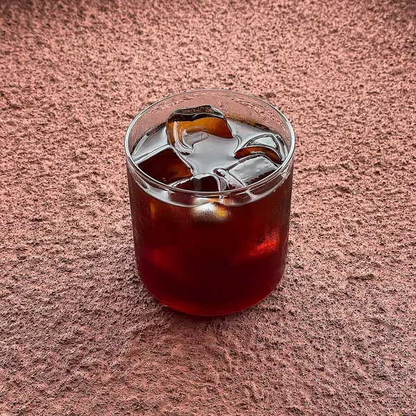 buz küpleri ve bir bardak kola