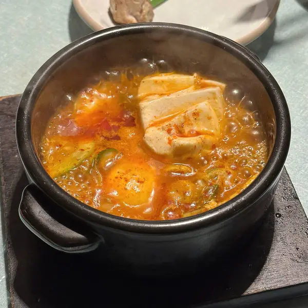 Tofu ve sebzeli sıcak ve lezzetli çorba..