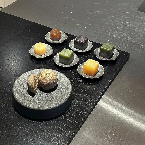 Bir tabak kekin mutfak fotoğrafı.