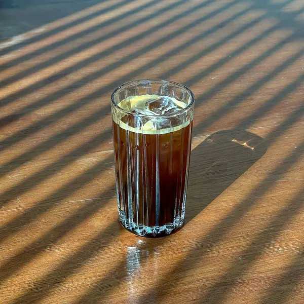 Masanın üzerinde bir bardak kahve.