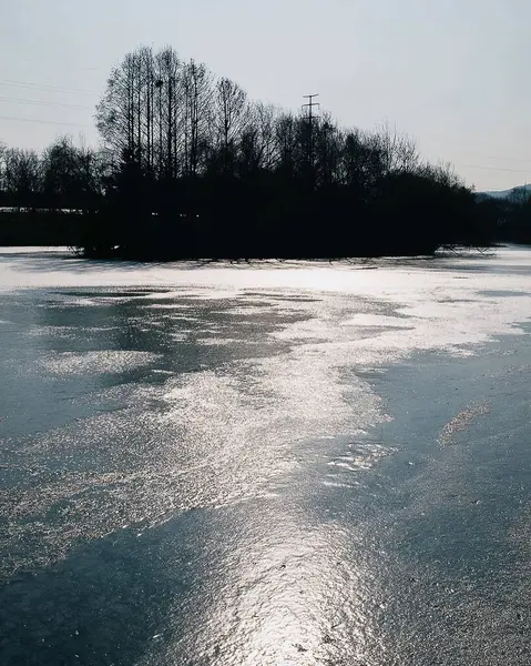 Kışın donmuş nehir
