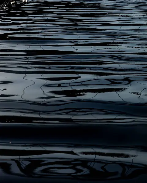 Nehirdeki su dalgaları