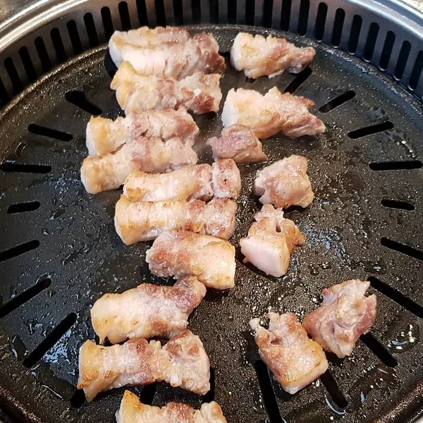 Patates ve sebzeli kızarmış tavuk.