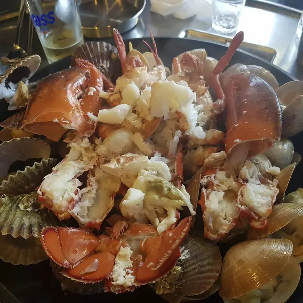 Limonlu ve sarımsaklı taze balık.