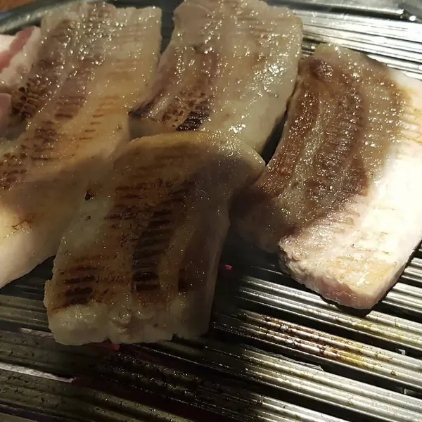 Masadaki taze balıkları kapatın.