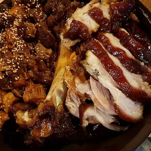 Lezzetli Asya yemeklerinin yakın görüntüsü