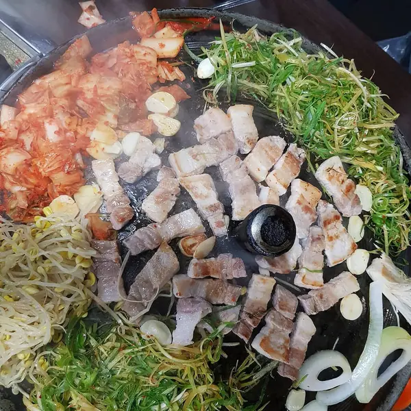 Lezzetli Asya yemeklerinin yakın görüntüsü