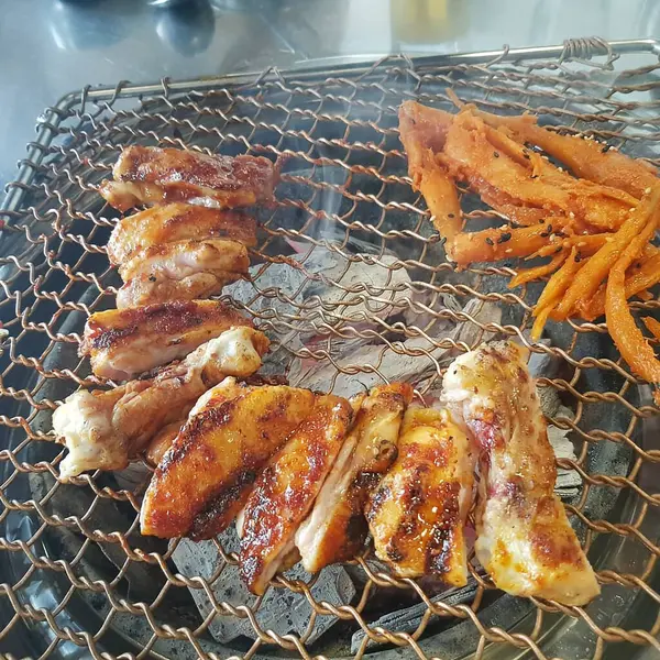 Patates ve sebzeli kızarmış tavuk bacağı.