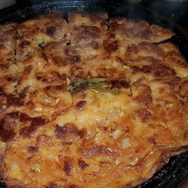 Peynirli ve otlu sahanda yumurta