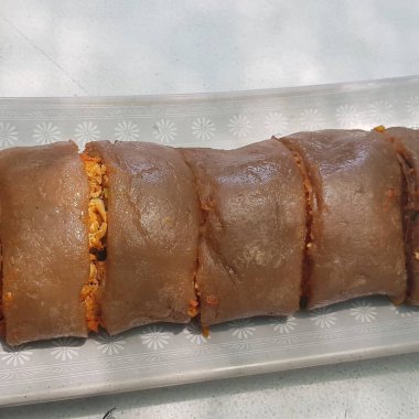 Tayland usulü geleneksel tatlıya yapışkan pirinç denir. Hindistan cevizi sütüyle yapılan Tayland tatlısı.