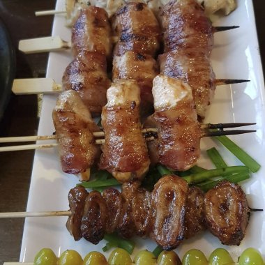 Tabakta ızgara et ve sebze.