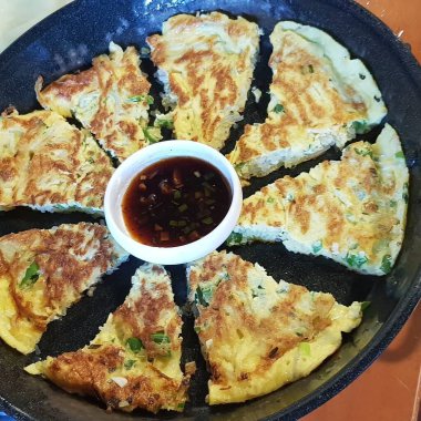 Sebzeli yumurta ve sos.