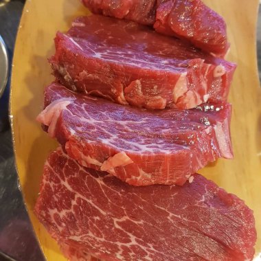 Siyah tahtada taze biftek.