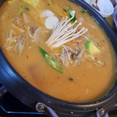 Tavuklu çorbanın mutfak fotoğrafı.