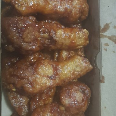 Sos ve baharatlı kızarmış tavuk.