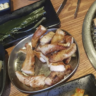 Soslu ve sebzeli kızarmış tavuk.