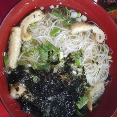 Lezzetli Asya yemeklerinin yakın görüntüsü