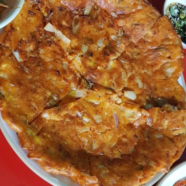 Sos ve baharatlı kızarmış balık.