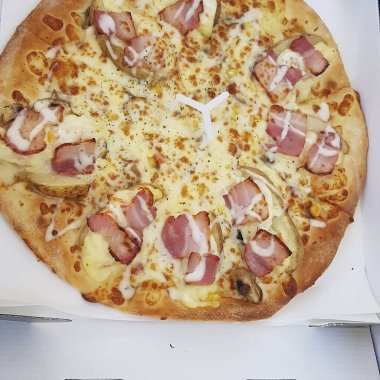 Jambonlu, sosisli ve peynirli pizza..