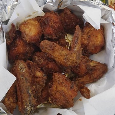 Kızarmış tavuk kanadı masada